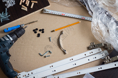工具家具零件包装膜纸板上的螺丝手工建造家具图片