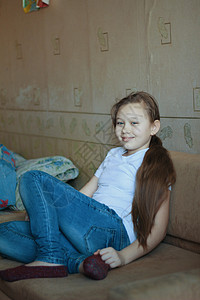 12岁在家的少女在沙发图片