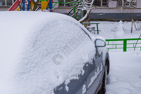 下雪后在汽车上下雪图片