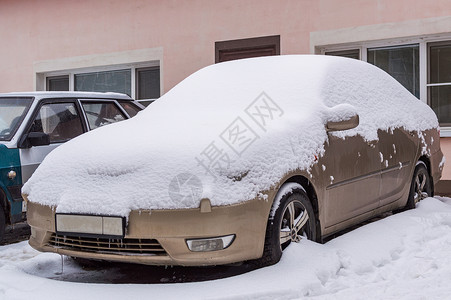 下雪后在汽车上下雪图片