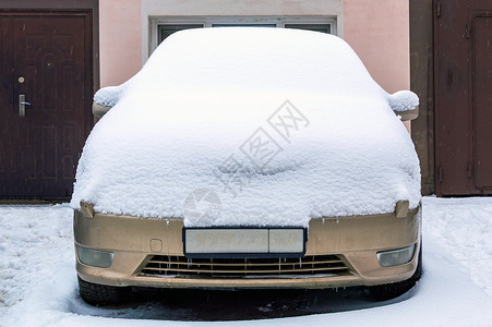 下雪后在汽车上下雪图片