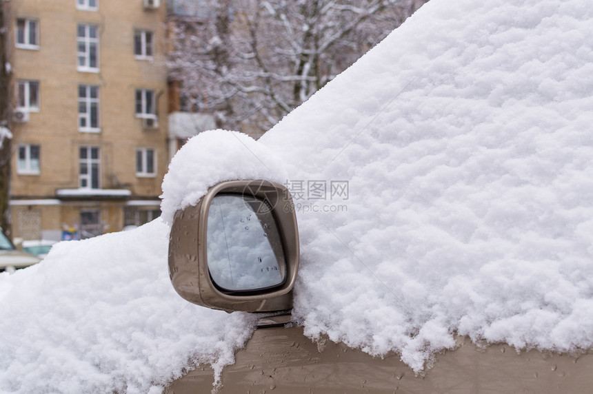 下雪后在汽车上下雪图片