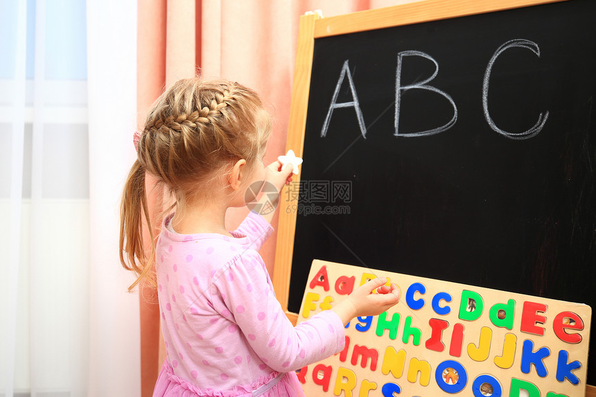 小女孩在黑板上学习写信学龄前儿图片