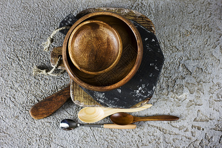 灰水泥背景的木板碗和勺子背景图片