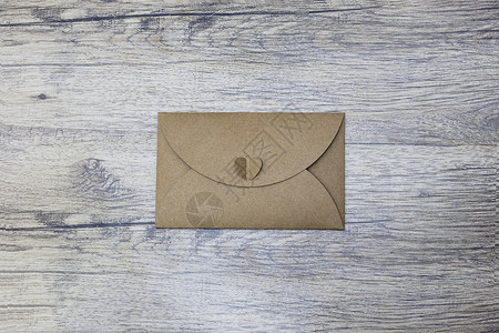 在木本背景上有一个信封图像代表电子邮件背景图片