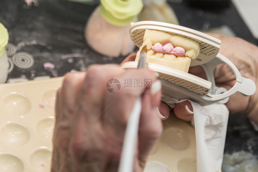 女牙科技术员将Porcelain应用到3D打印的实图片