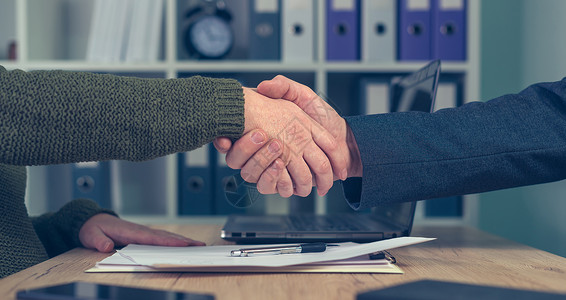 男人和女人在商业协议上握手创业女企业家与大型企业公司握手交图片
