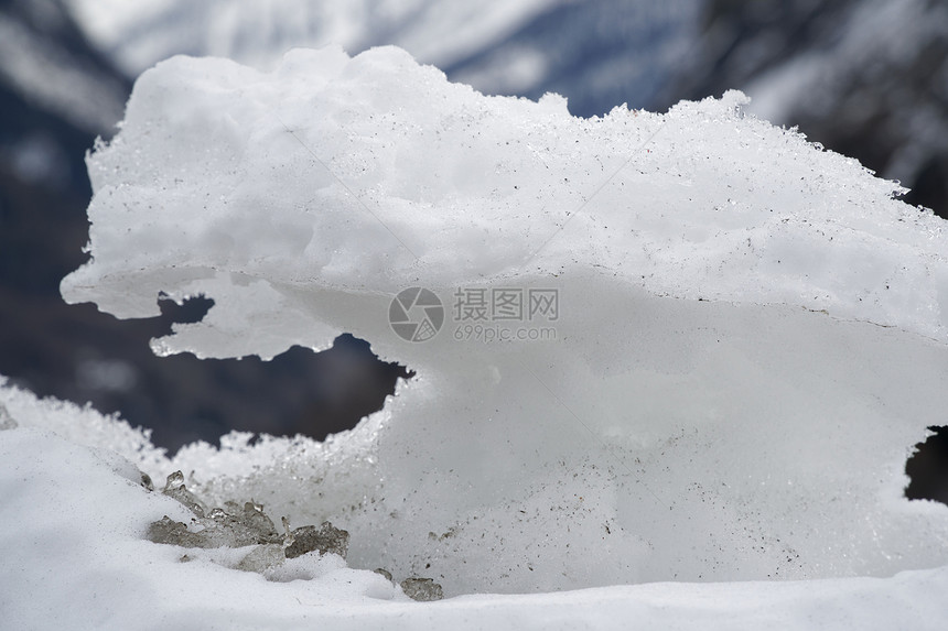 雪的冬季背景冰冻块的特写在下雪日上图片