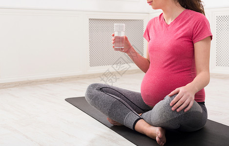 年轻孕妇喝水图片