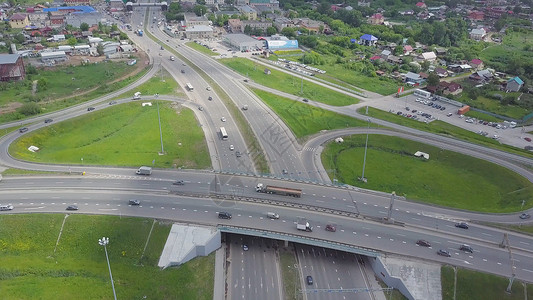 高速公路交叉口的鸟瞰图夹子高速公路和有汽车和卡车的立交桥图片