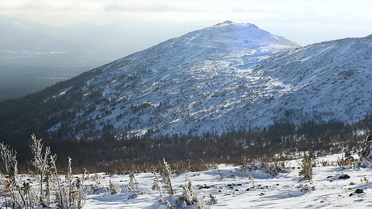 冬季山脉场景太阳云和雪景上的阴影视频雪山和阳光灿烂山边和山脊上覆盖图片