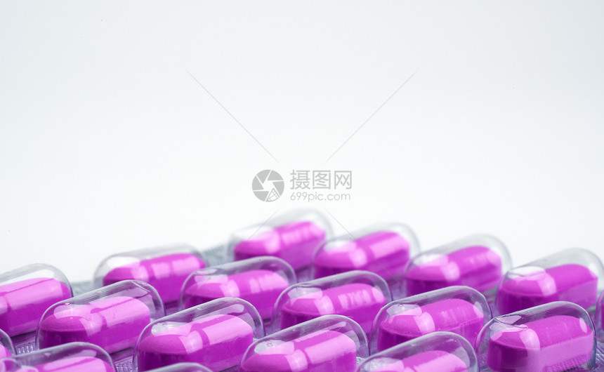 白色背景上泡罩包装中紫色caplets丸的宏观拍摄轻度至中度疼痛管理止痛药治疗心图片