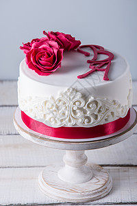 美丽的白色婚礼蛋糕图片