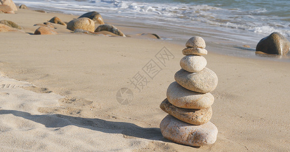 在海滩岸的禅宗石头图片