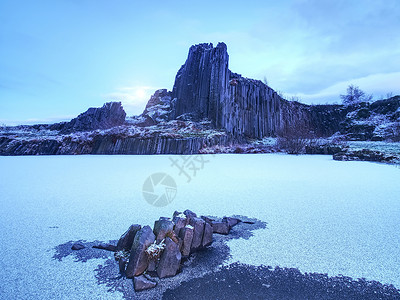 玄武岩柱峰被雪覆盖图片