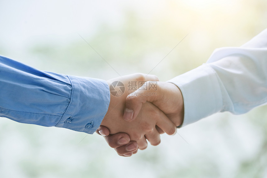 商业伙伴通过握手图片