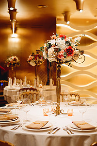 婚礼餐桌布置与鲜花图片
