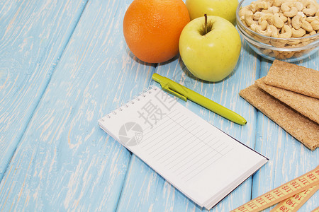 健康饮食健身和体重概念苹果注纸铅笔桌图片