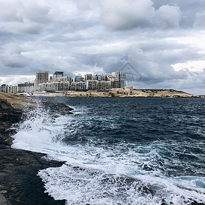 海景变迁淘气的波浪和建筑背景图片