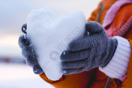 怀着雪之心的女孩图片