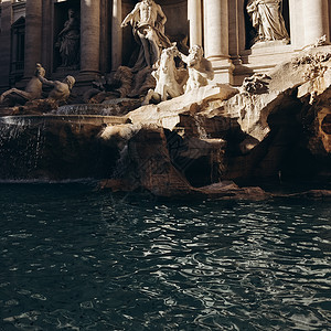 美丽的古代喷泉的风景充图片