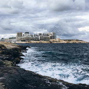 海景变迁淘气的波浪和建筑图片