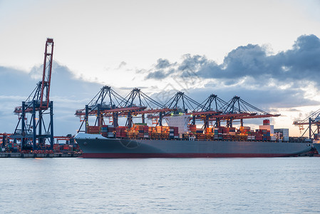荷兰鹿特丹造船厂装有起重机桥的工业集装箱货运轮用于物流进口出背景单图片