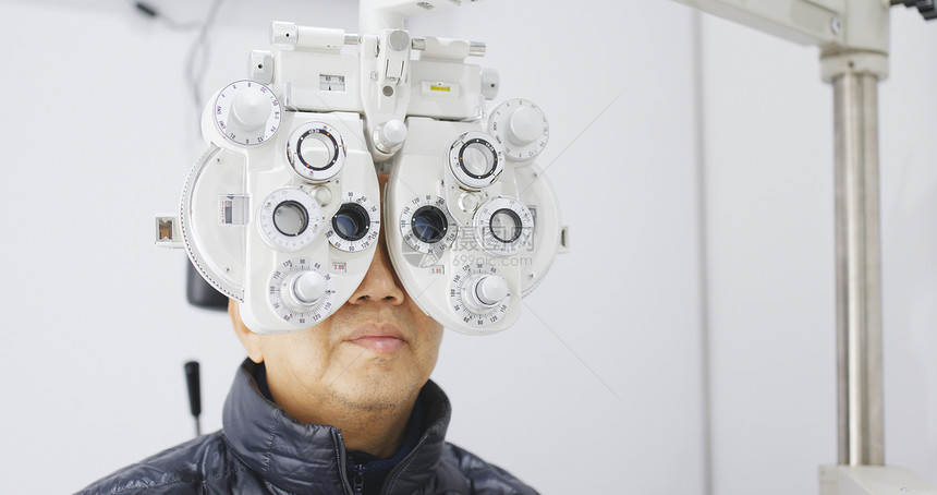 做眼睛测试的资深亚裔人图片