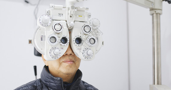 做眼睛测试的资深亚裔人高清图片