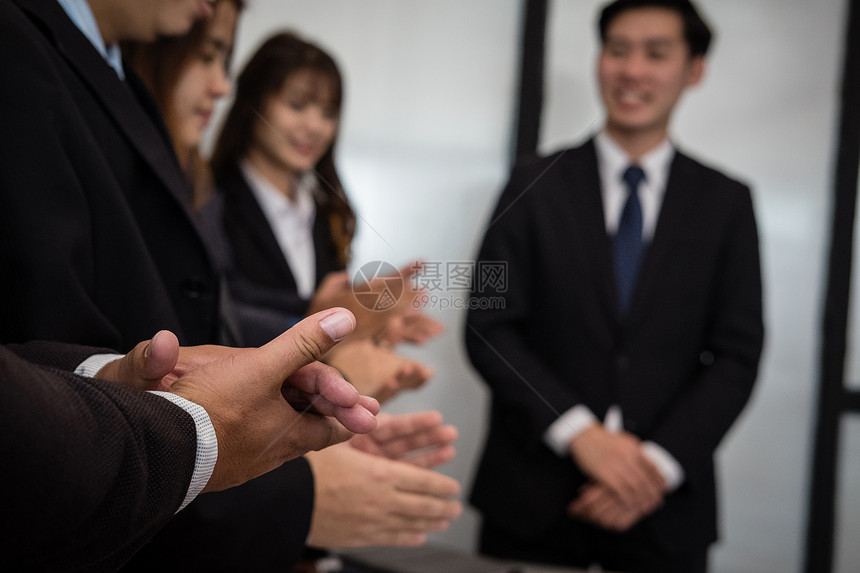 开朗的商人在会议上鼓掌成功的商业团队在会议上为出图片