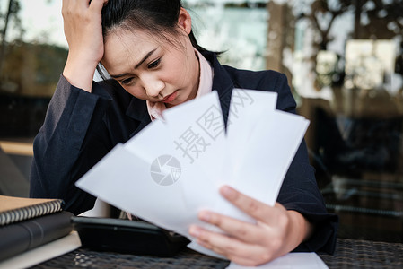 女人在家里计算家庭账单在现代办公室使用计算器的女商人年轻女检查余额和成本启动计算财务以纳税压力大沮丧心图片