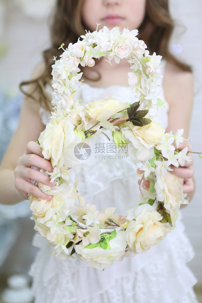 3月8日女孩拿着装饰花的象征图片