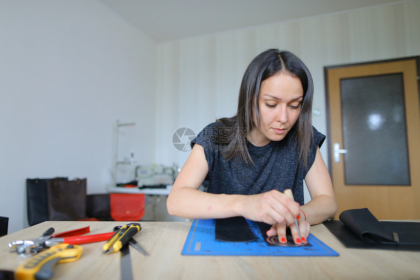女用特制的刀尺子和剪刀切皮图片