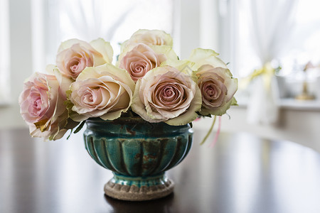 一束美丽的玫瑰花放在桌上图片