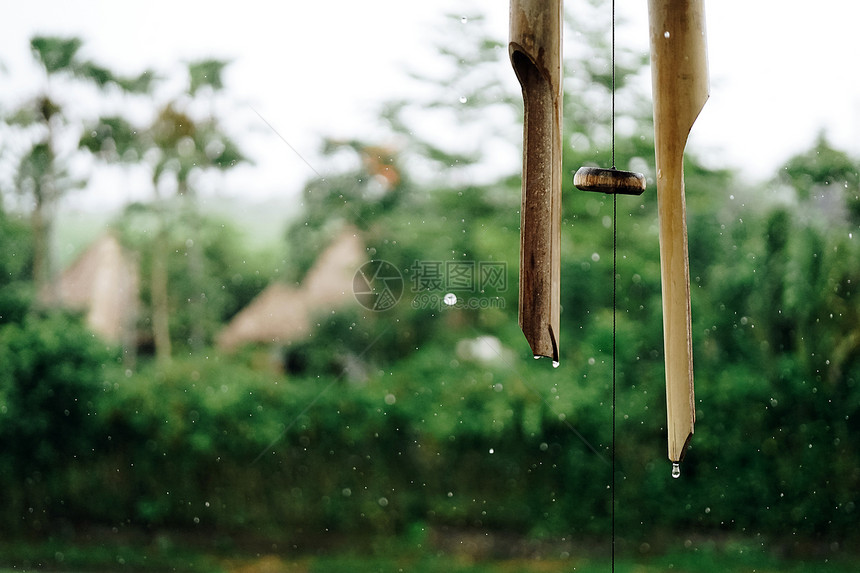 风铃特写一种竹乐器在丛林的黑暗背景上下雨了图片