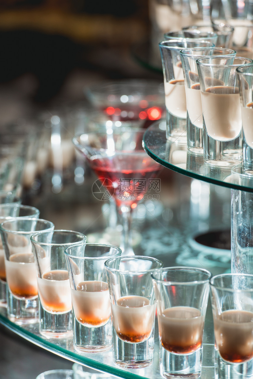 玻璃架上的不同酒精饮料葡萄酒香槟干邑白兰地伏特加马提尼酒图片