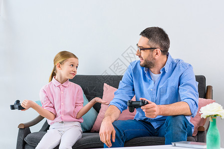 女儿和父亲在家一起玩电图片