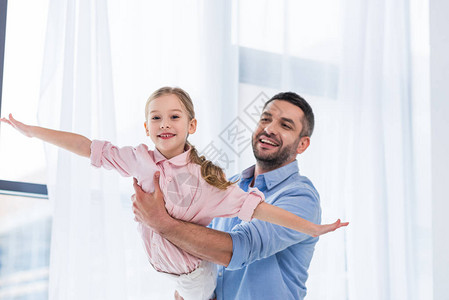 快乐的父亲和女儿在家图片