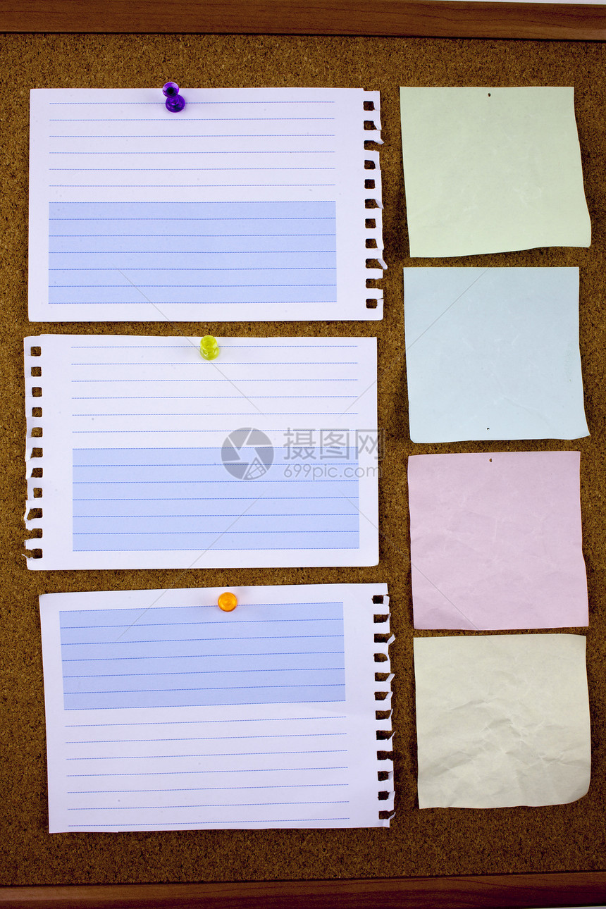 用胶带衬里的便条纸白色布告板上的纸片办公室和商务文具文本的空白复图片