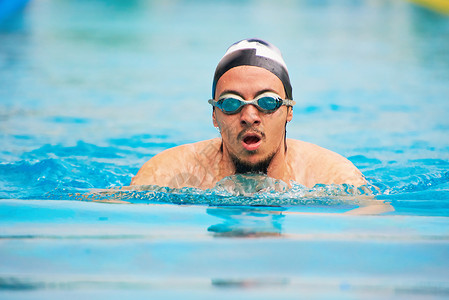 年轻人游泳运动员肖像在泳池图片