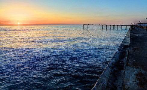 加州圣地亚哥附近的海洋滩码头的日落高清图片