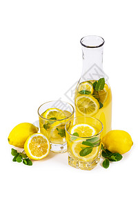 柠檬汁饮料与柠檬汁隔离在白色背景上有图片