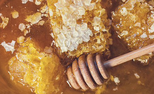 装有梳子的新鲜蜂蜜中木制蜂蜜薄饼的顶端视图网站和杂图片