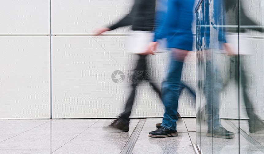匿名人士走在商务中心的现代楼层非常适合网图片