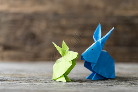 两只五颜六色的折纸复活节兔子背景图片