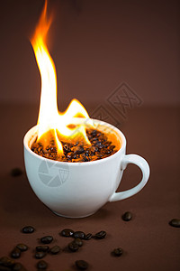 在咖啡杯中燃烧咖啡豆图片