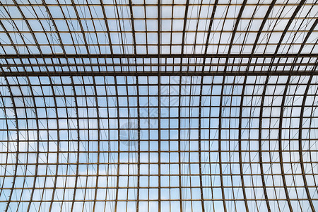 金属框架上的半圆形玻璃透明屋顶作图片