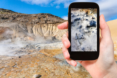 游客在智能手机上拍摄冰岛南部半岛图片