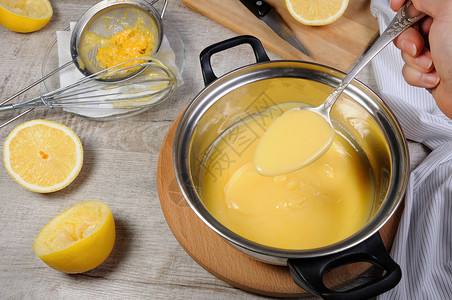 新鲜准备的柠檬罐头果汁奶油加图片