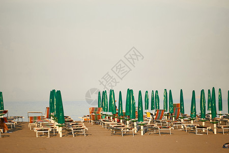海边的海边雨伞图片